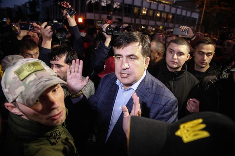 Саакашвили во главе колонны сторонников начал марш к администрации Порошенко