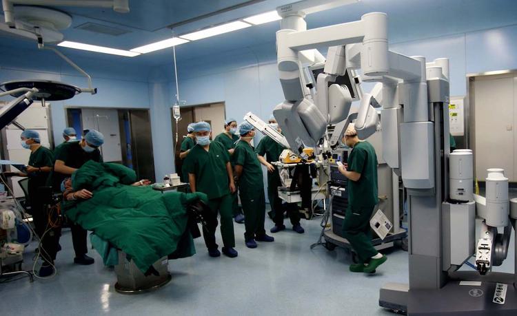 Часть работы врачей и юристов возьмут на себя роботы