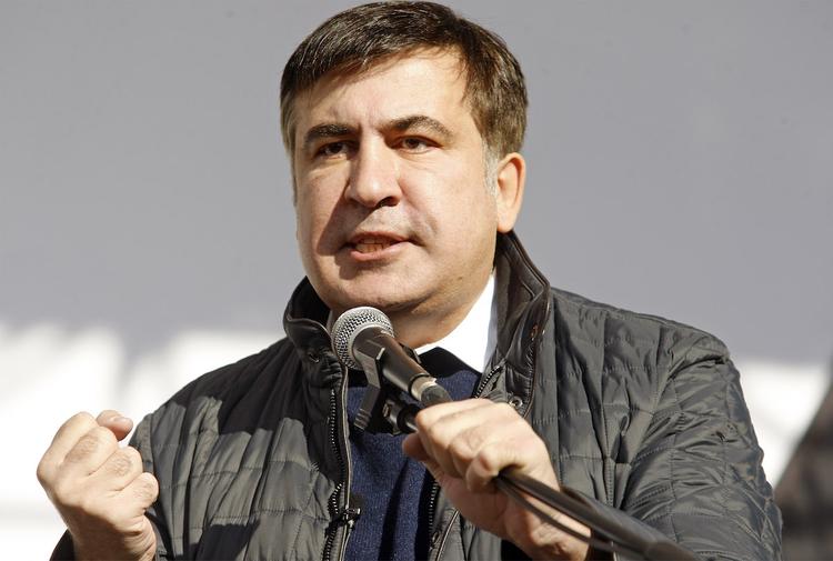 Саакашвили, переночевавший у здания Рады, готовится к выступлению