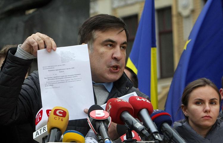 Саакашвили вручили документы о лишении гражданства Украины