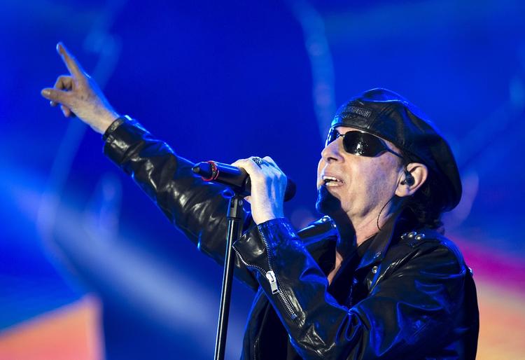 Музыканты Scorpions подняли российские флаги на концерте в Санкт-Петербурге