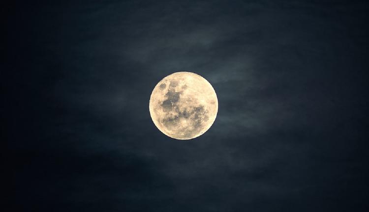 Луна сегодня приблизится к Земле на максимально близкое расстояние