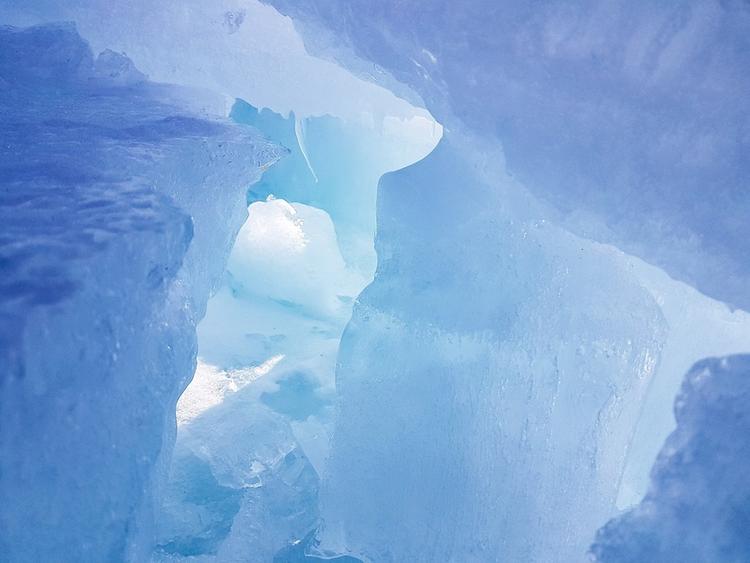 На реке Лена в Якутии льдами зажало пассажирский паром