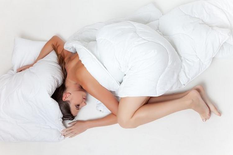 Специалисты рассказали, на каком боку полезнее спать