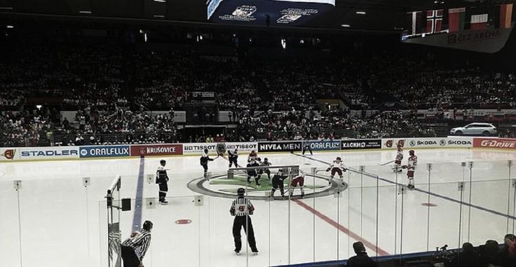 Видео, как российский хоккеист померялся кулаками с американцем в матче НХЛ
