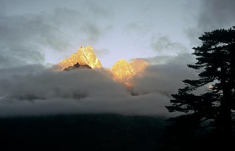 В Непале погиб известный российский альпинист и бейсджампер