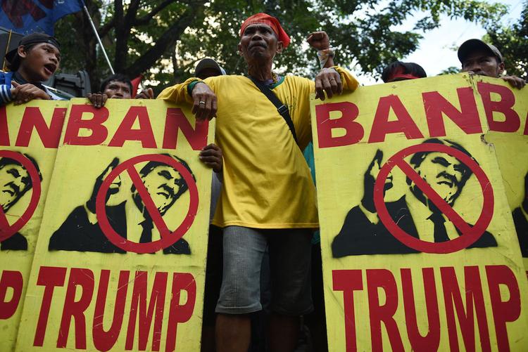 На Филиппинах активисты сожгли чучело президента США