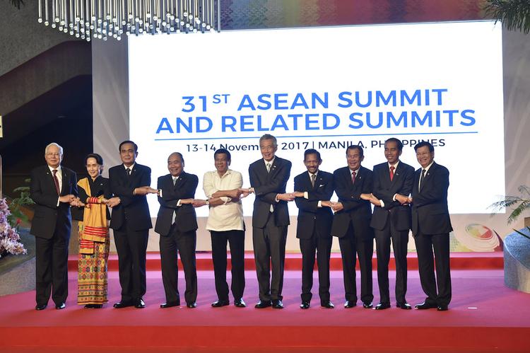 Пользователи сети смеются над "двойным" рукопожатием Трампа на саммите АСЕАН