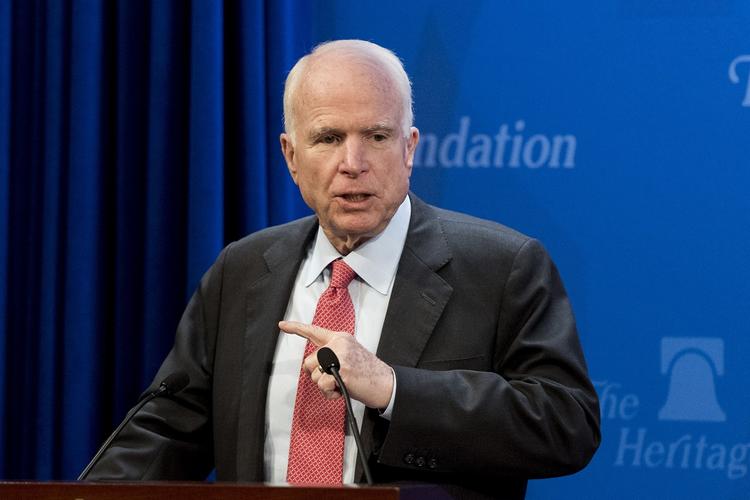 Сенатор Маккейн возмутился российским законом об иноагентах
