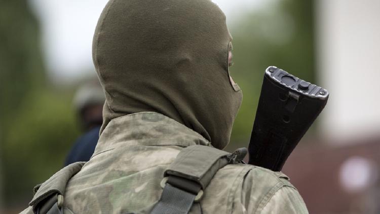 Центр Луганска оцепили вооруженные люди, сообщают СМИ