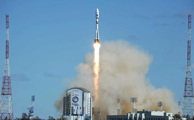 С космодрома Восточный запустили ракету "Союз" со спутником "Метеор-М"