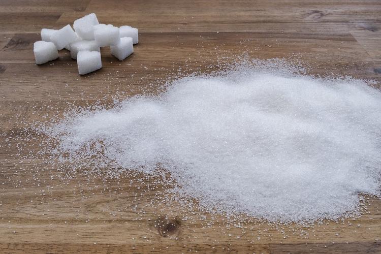 Цена на сахар в России за год упала в два раза