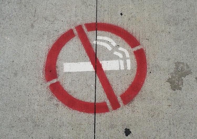 Верховный суд: граждане могут требовать компенсацию с курящих на балконе соседей
