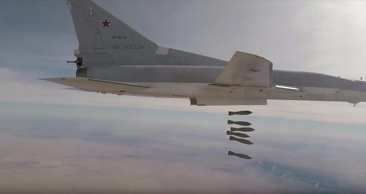 Минобороны опубликовало новое видео удара группы Ту-22М3 по ИГ в Сирии