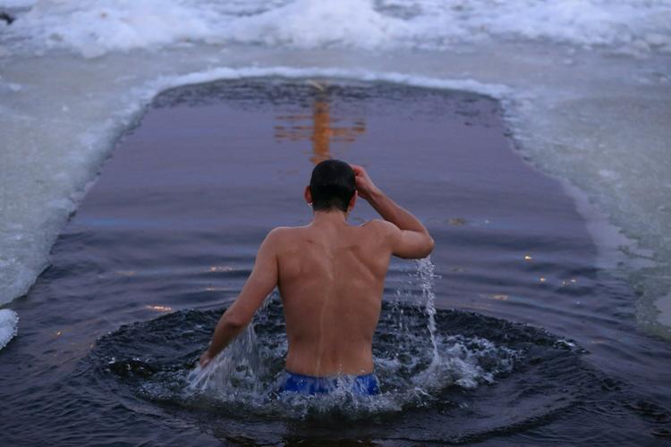 Стало известно, в скольких водоемах Москвы разрешат купаться на Крещение
