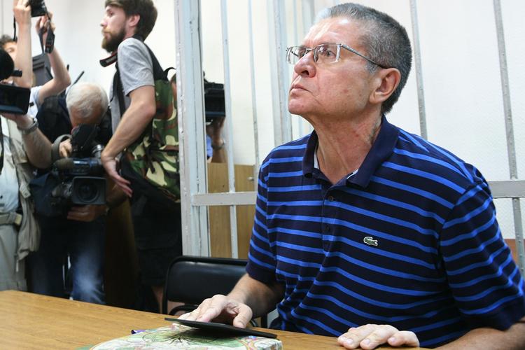 Улюкаев в суде признал вину, что слишком мало делал для страны