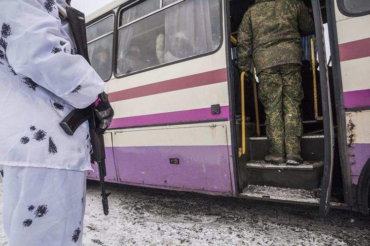 Попавшие в «котел» украинские военные принялись расправляться с населением