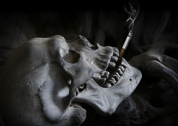 Ученые рассказали о влиянии сигарет на привлекательность человека