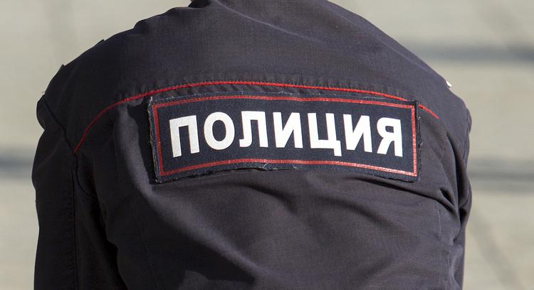 На юге Москвы мужчина при задержании отбивался от полиции странными предметами