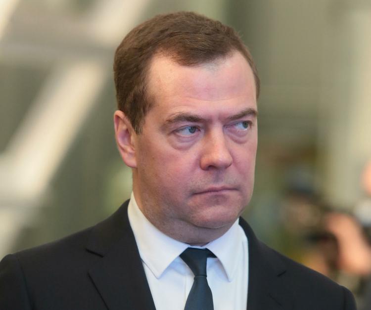 Медведев требует, чтобы ведомства погасили задолженности по зарплатам
