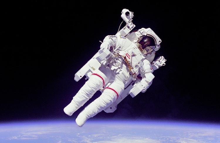 Скончался астронавт, который первым в истории вышел без страховки в космос