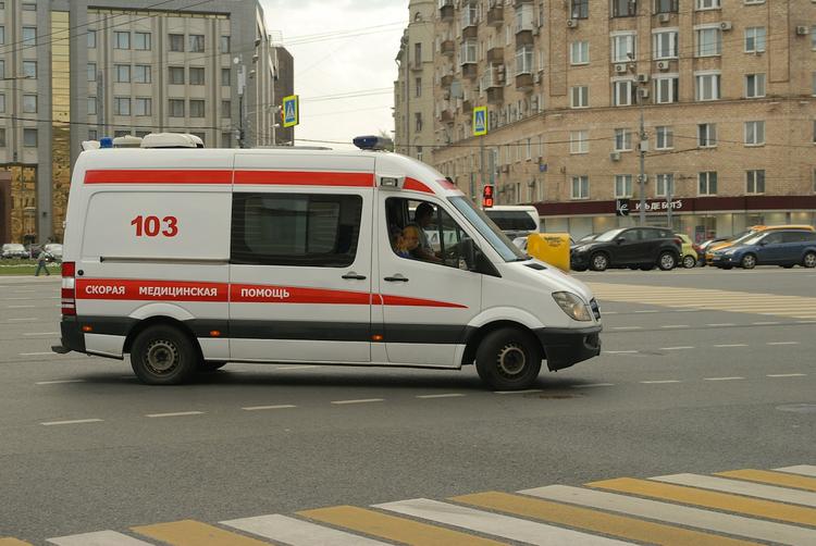 На западе Москвы автобус с детьми врезался в мачту освещения