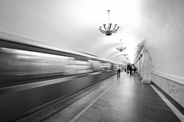 В московском метро пьяный человек упал на пути