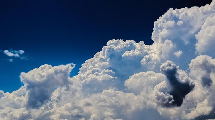 Необычное явление в небе над Донбассом сняли на видео