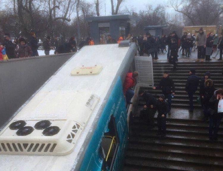 Опубликована запись видеорегистратора перед смертельным ДТП с автобусом в Москве