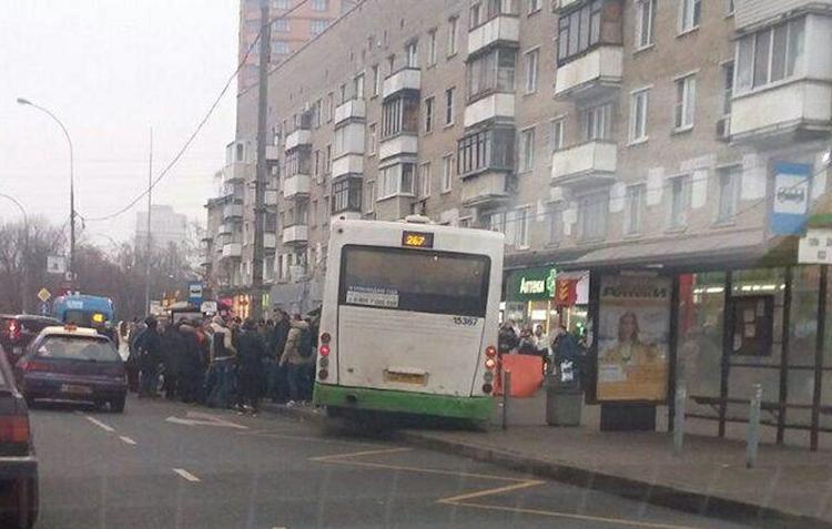 Названа предварительная причина наезда автобуса на остановку в Москве