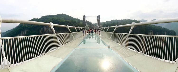 500 метров прозрачного стекла - самый длинный стеклянный мост в мире