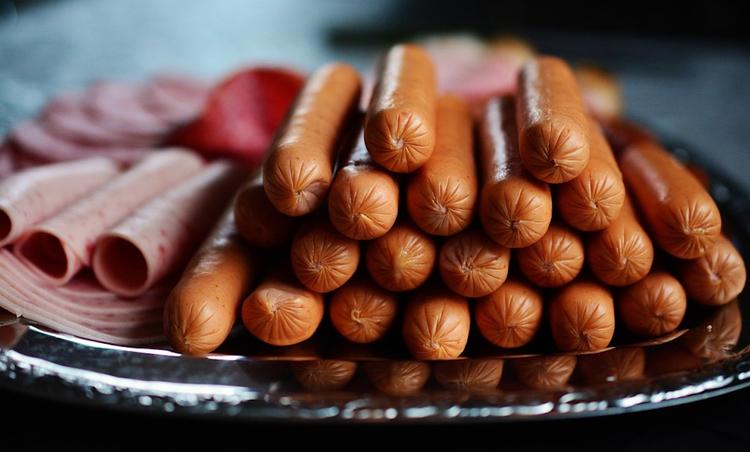 Ученые рассказали о рисках употребления колбасы и сосисок
