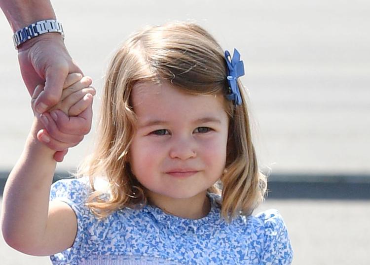 Пользователей сети очаровали новые фотографии британской принцессы Шарлотты