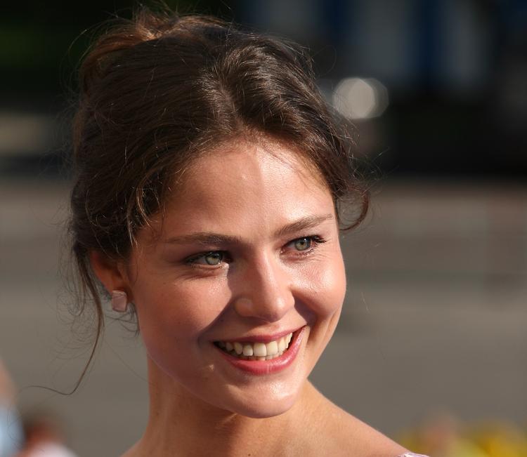Актриса Елена Лядова показала на фото свои новые губы гигантского размера