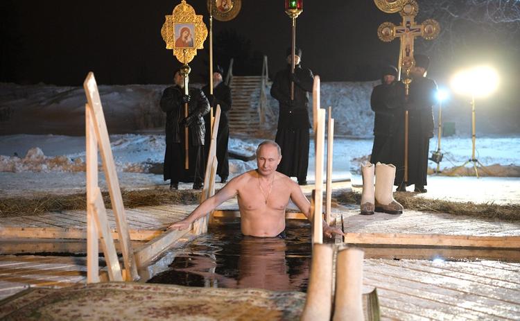 Путин впервые публично окунулся в Крещенскую прорубь