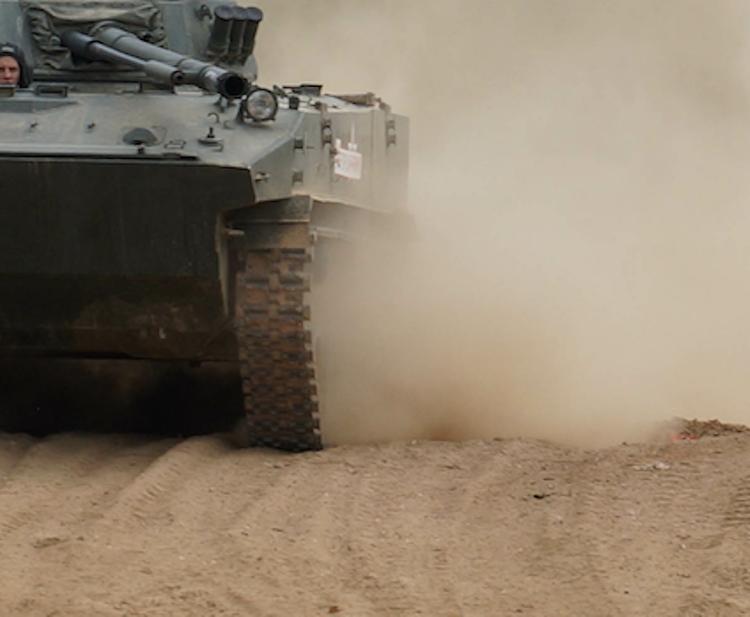 В Приднестровье российские военные отрабатывают управление боевыми машинами