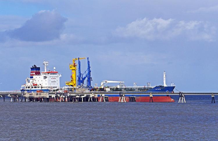 Почему в Атлантике развернулся танкер с российским газом для США