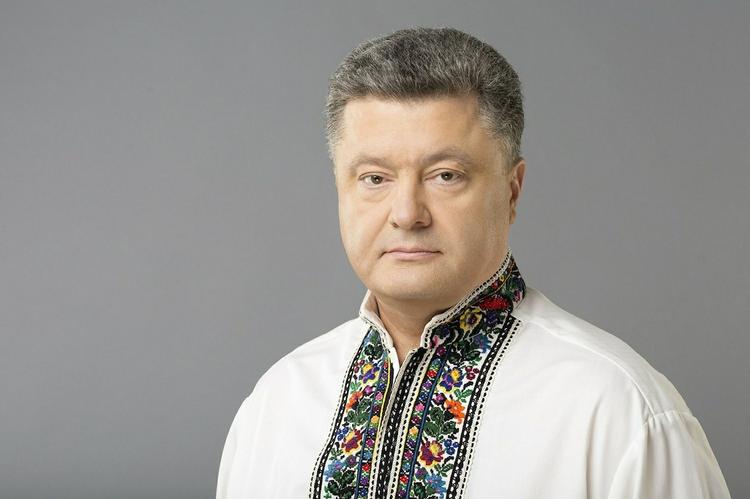 Порошенко потребовал чтобы журналистка, говорившая на русском, сняла вышиванку