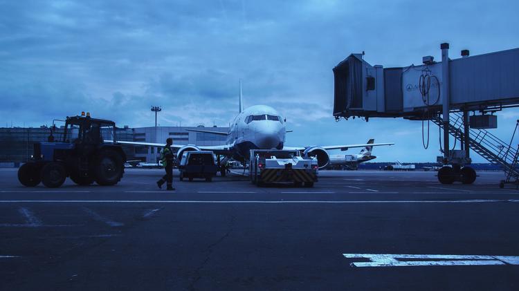 В Домодедово пассажиры сидят в обледеневшем самолете уже 6 часов