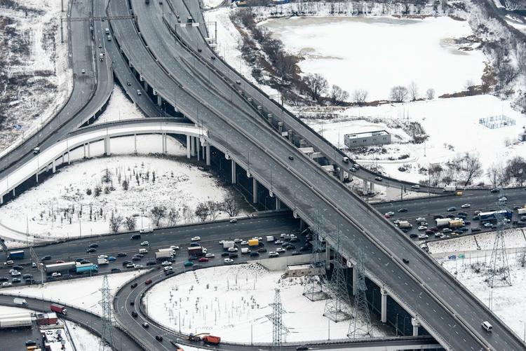 Московских автомобилистов предупредили об опасности на дорогах