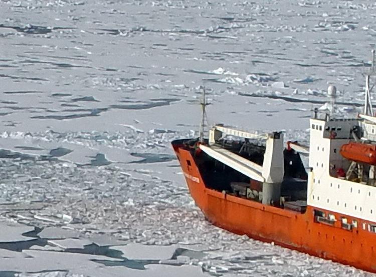 Теплоход со 127 пассажирами на борту застрял во льдах Охотского моря