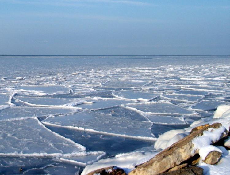 Не повторять! Сеть взорвал ролик купания девушки во льдах Каспийского моря