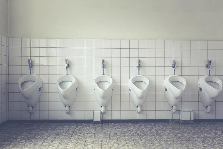 Беспредел в екатеринбургской школе: платные раздевалки и туалет по справкам