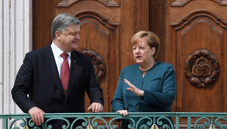 Порошенко передал Меркель данные о «российских танках» в Донбассе