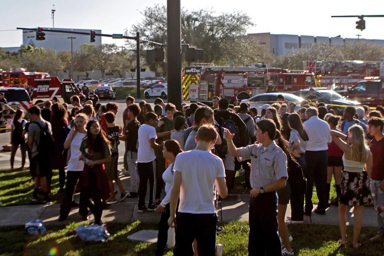 В одной из школ Флориды бывший ученик устроил давку и застрелил 17 человек