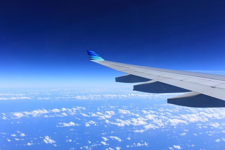 В Южно-Сахалинске самолёт в аэропорту  задел крылом столб освещения