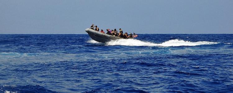 Турецкие чиновники уплыли от преследований на надувной лодке в Грецию