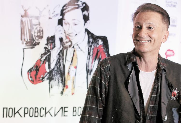 Олег Меньшиков постарался связать разорванные времена