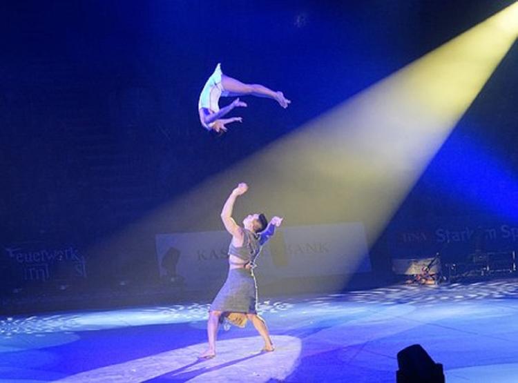 Видео, как акробат рухнул с высоты во время выступления Цирка Запашного