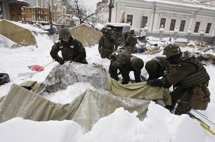 Украинские военные вернули Порошенко боевые награды